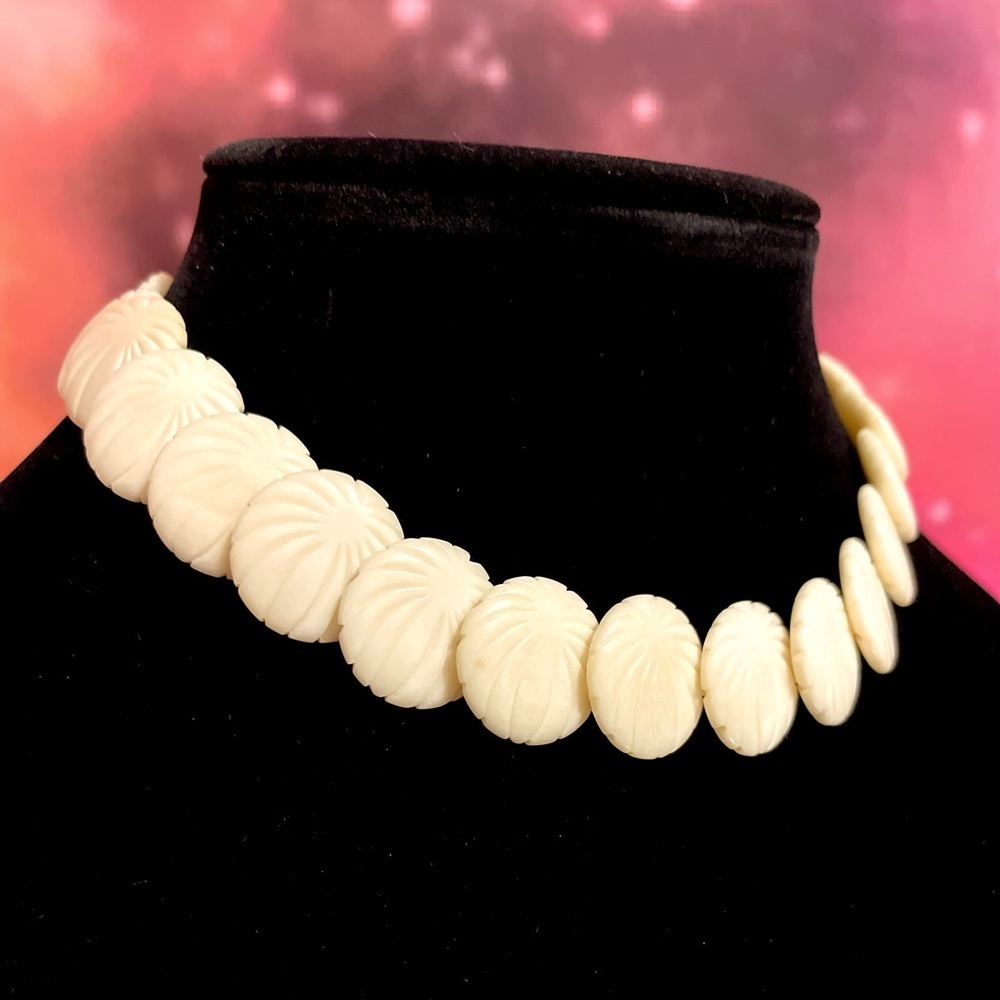 Vintage carved Bakelite disc choker necklace​​ - Picture 2 of 7